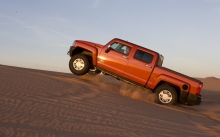 Красный Hummer H3 пикап встал на дыбы в пустыне